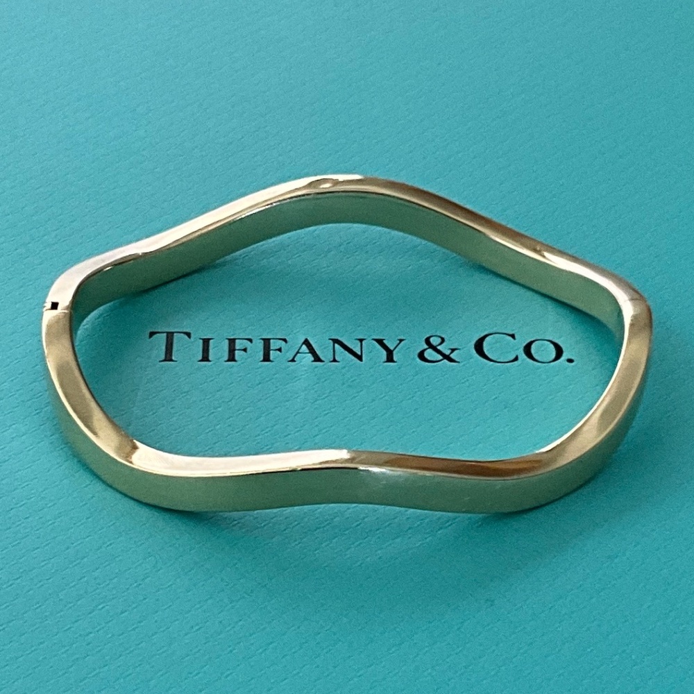 TIFFANY & CO. Vintage 18k Gold Wavy Hinged Bangle